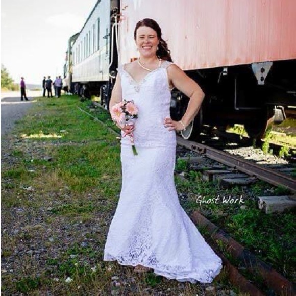 Selling a beautiful wedding dress white fits one the height of 52 weight of 150 - Picture 5 of 7